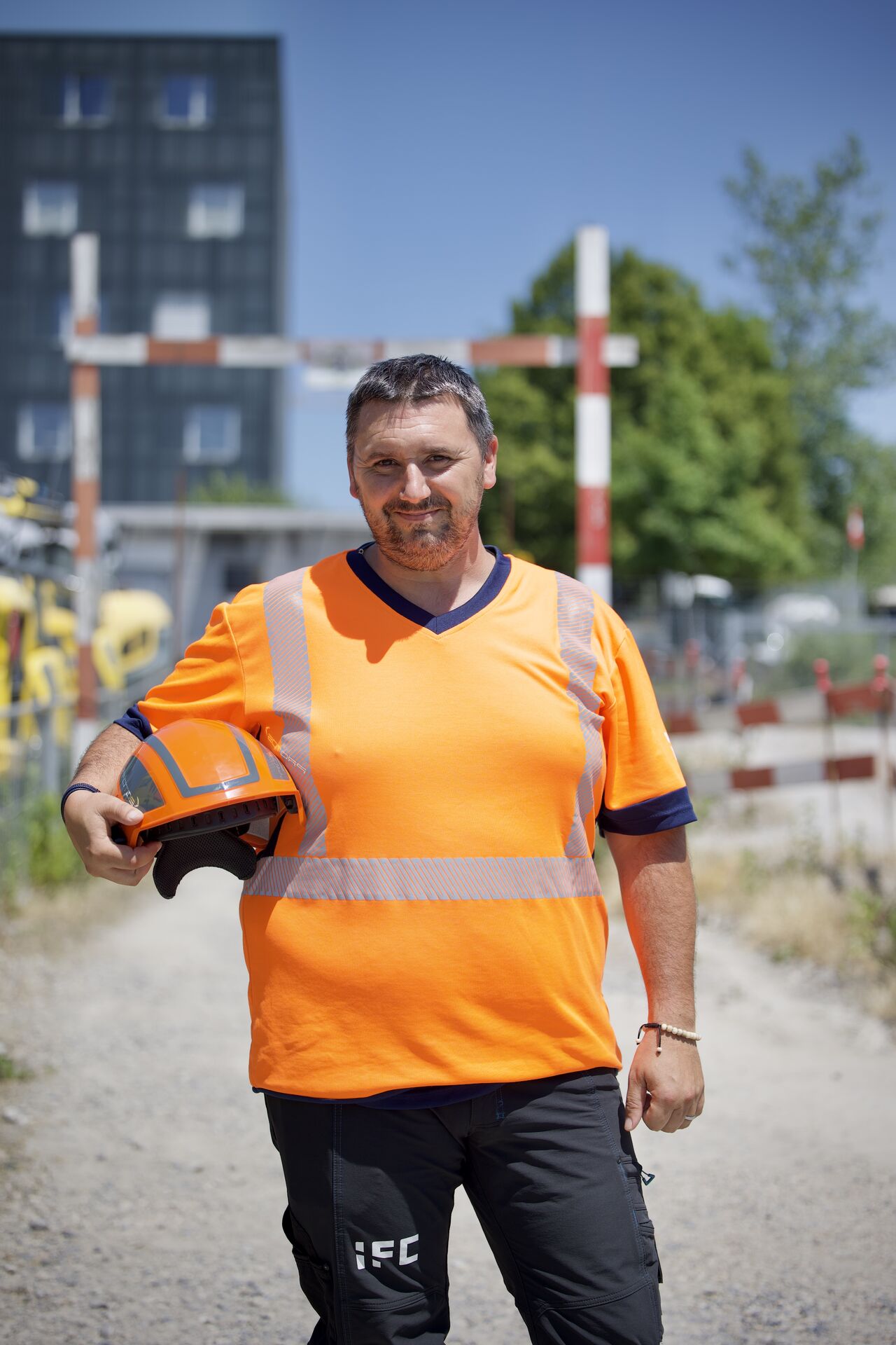 Bertrand Thorens auprès d’une machine de chantier
