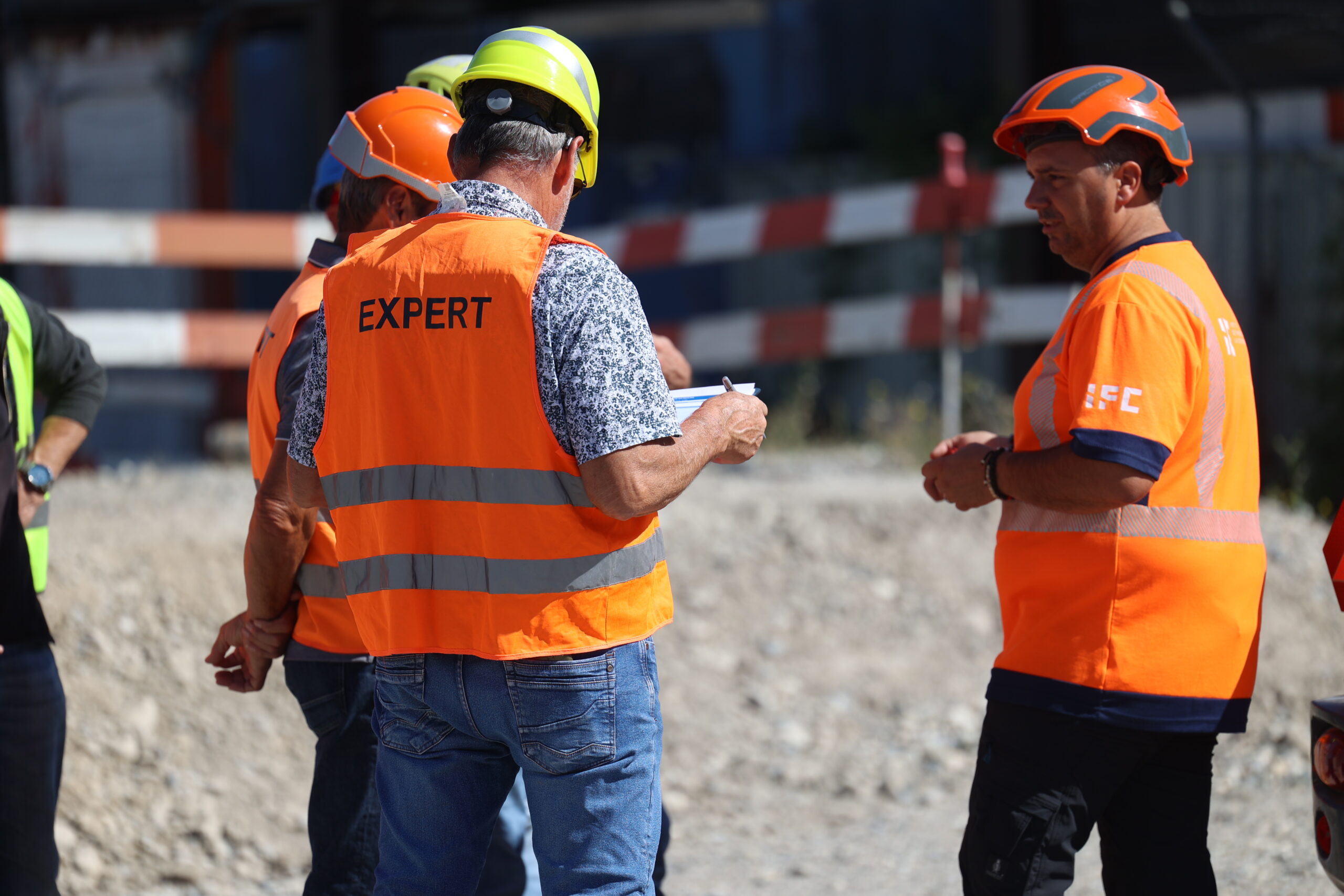 Échange entre experts pendant les exercices